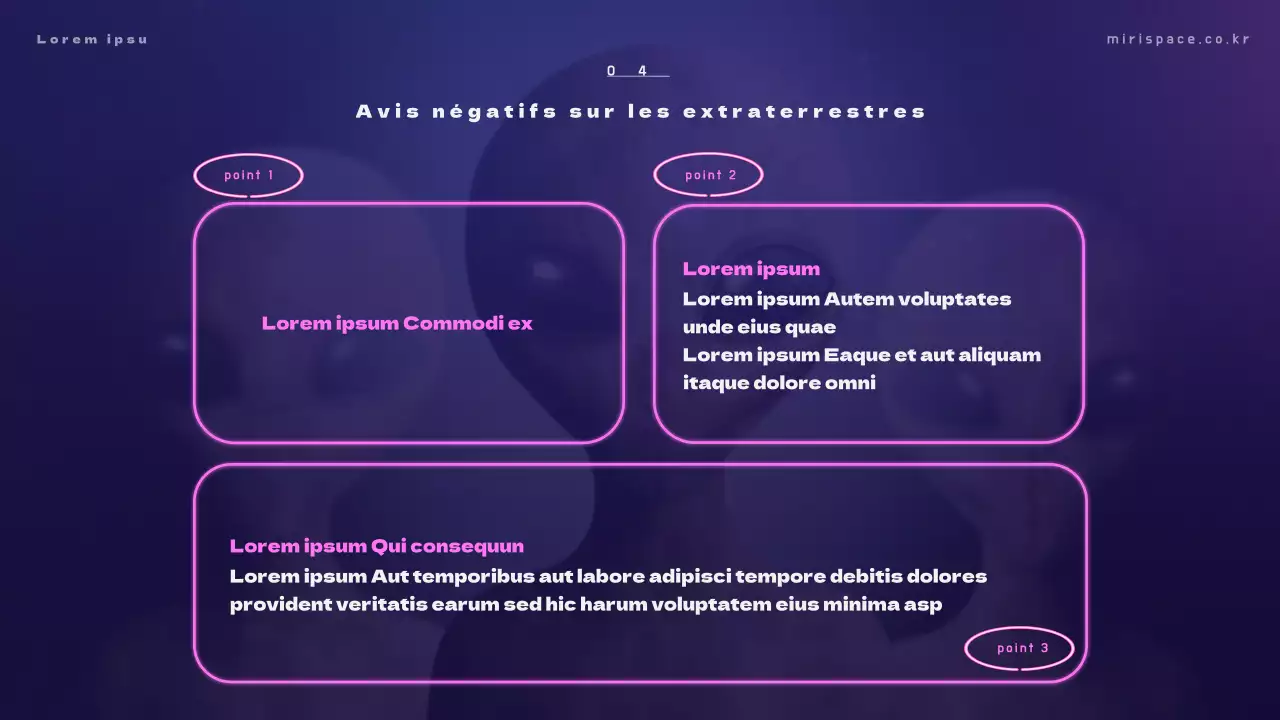 Matériel de formation avec des photos d'extraterrestres sur fond bleu