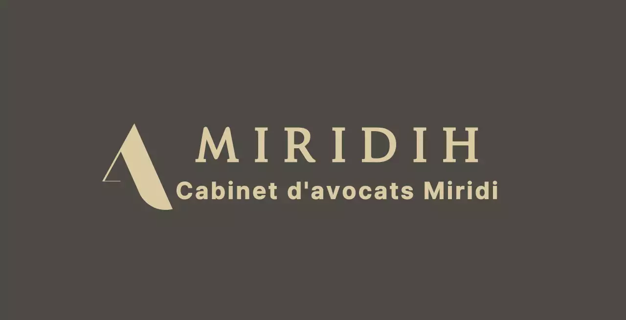 Un balsa marron de grande classe et d'aspect coûteux, portant le logo et le nom de votre cabinet d'avocats.