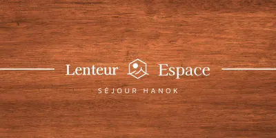 Design de l'auberge Hanok avec des avant-toits blancs et un logo de paysage simplifié