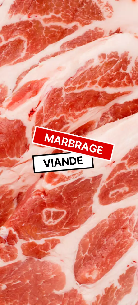 Marbrer la viande crue avec des étiquettes rouges et blanches