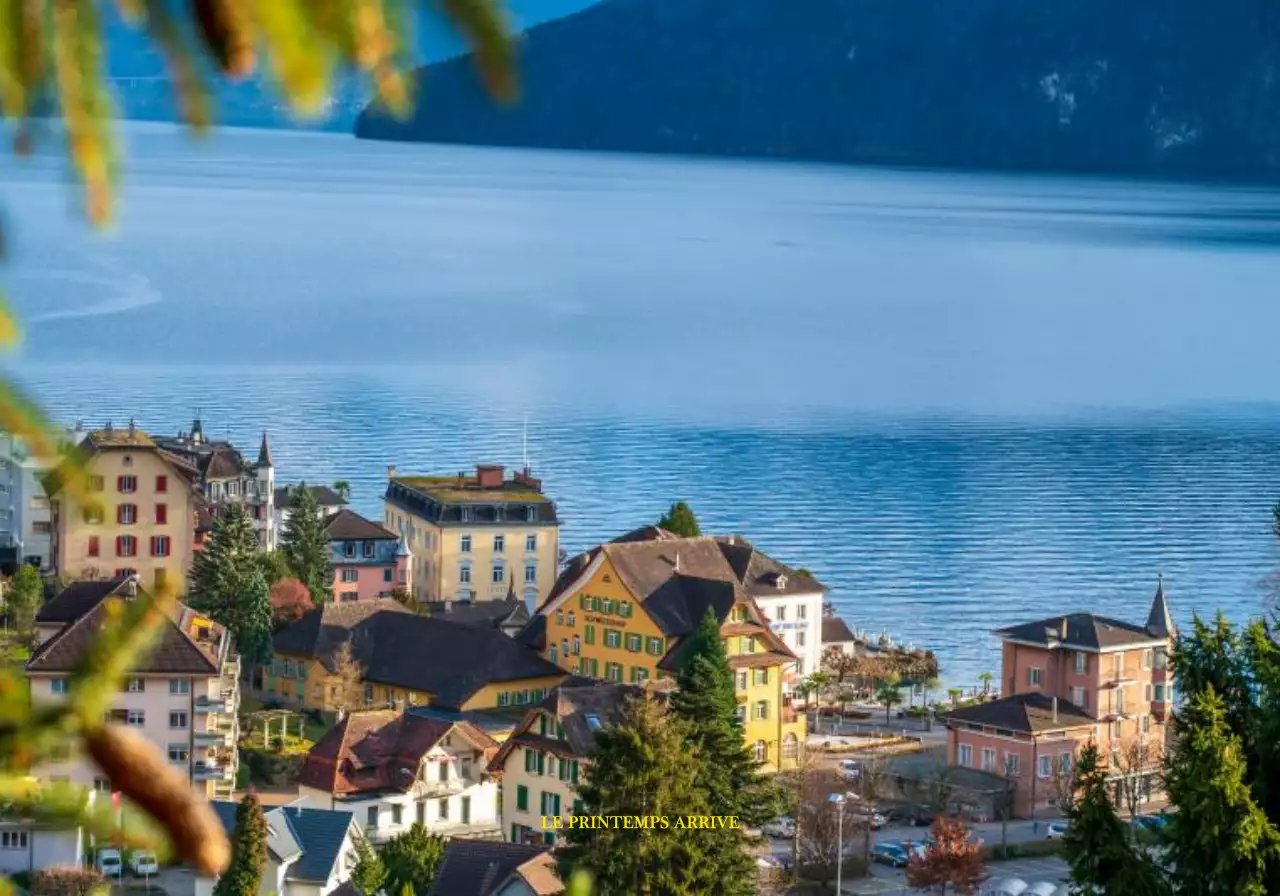 Portrait émotionnel et frais d'un lac et d'un village dans un style photographique vert et jaune marchandise personnalisée