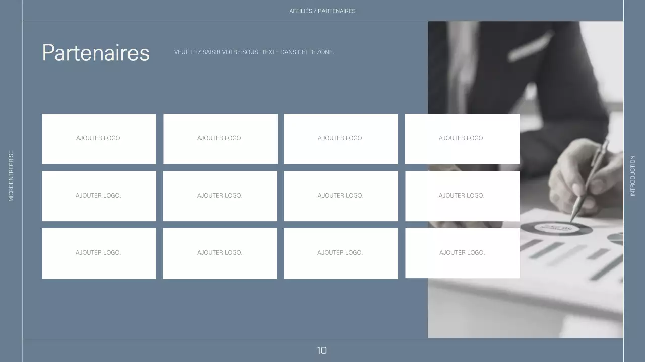 Mise en page simple en beige et marine pour un profil d'entreprise