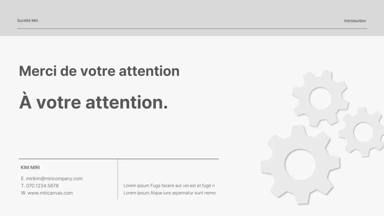 Proposition avec des éléments de rouage gris et tridimensionnels