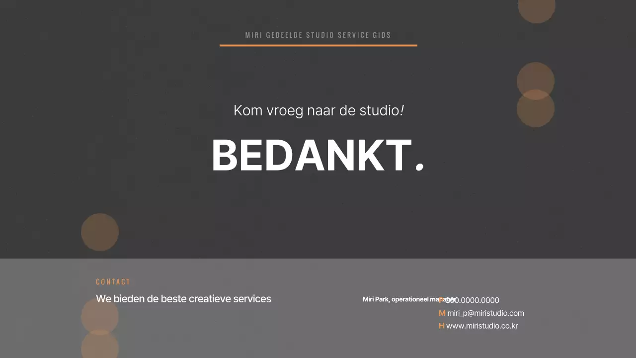 Een op vintage geïnspireerde, grijskleurige studio met gedeelde service