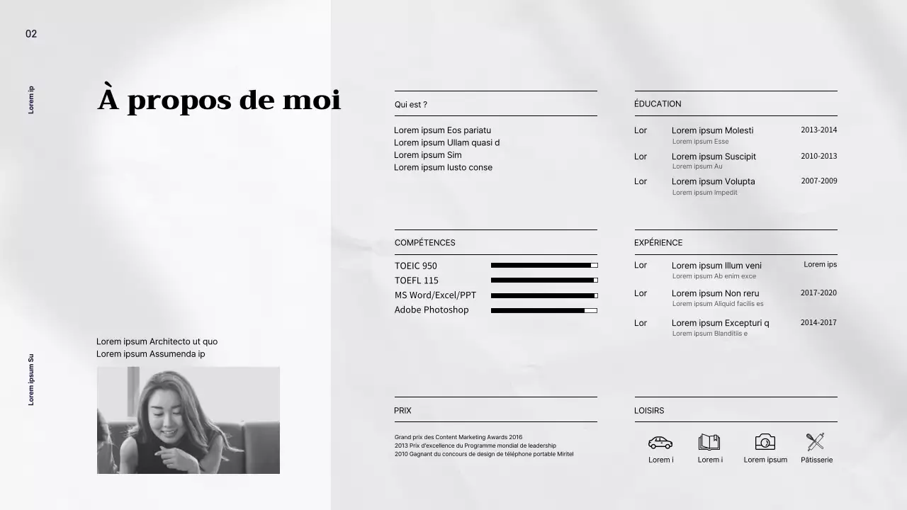 La palette de couleurs neutres beige et rose pâle du bureau de la professionnelle du marketing.