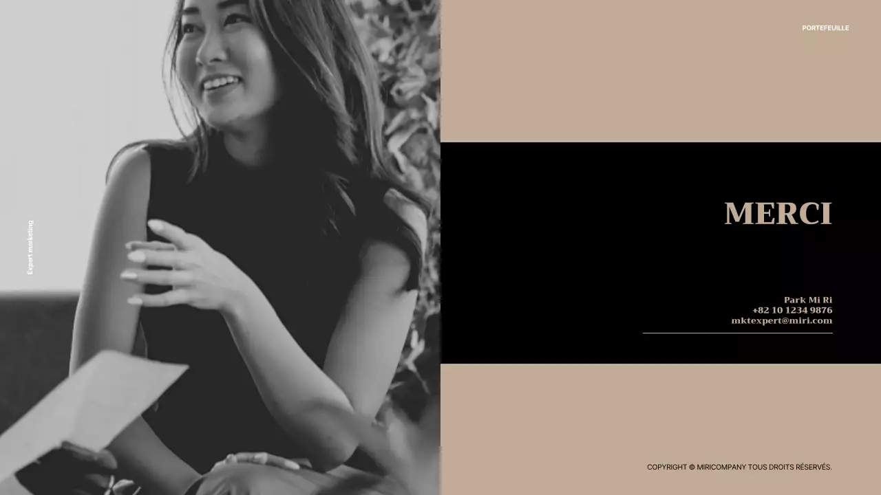 La palette de couleurs neutres beige et rose pâle du bureau de la professionnelle du marketing.