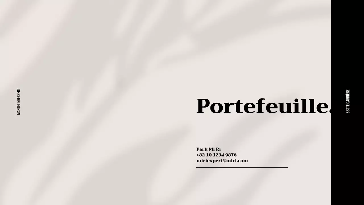 Het neutrale beige en lichtroze kleurenschema van het kantoor van de marketingprofessional