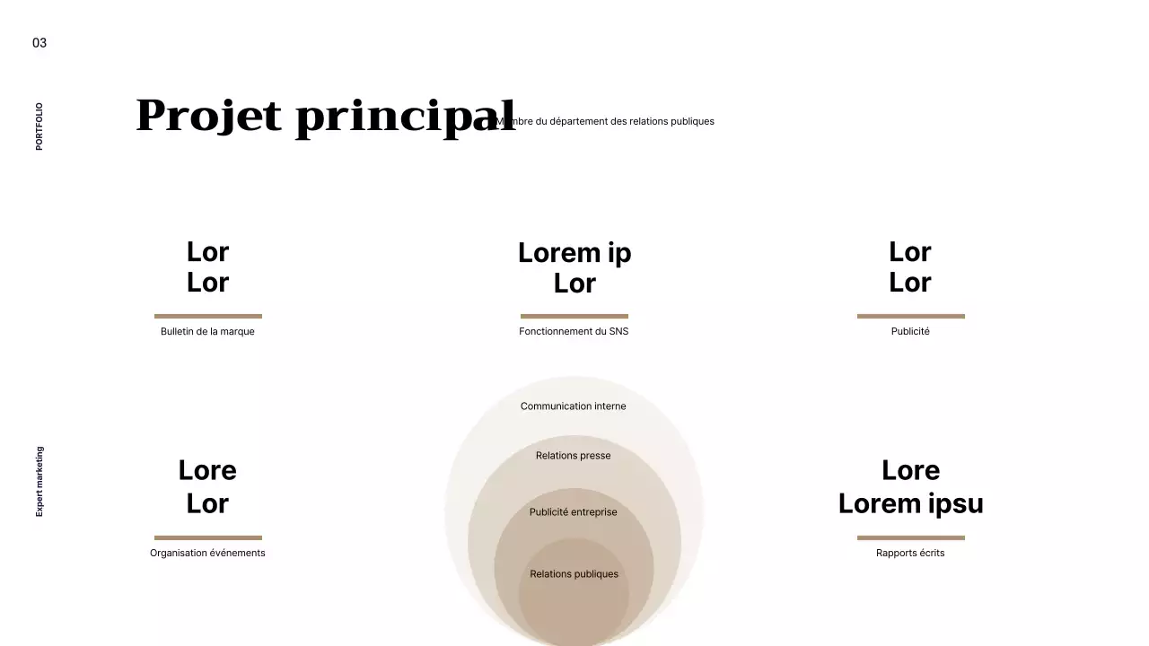 La palette de couleurs neutres beige et rose pâle du bureau de la professionnelle du marketing.