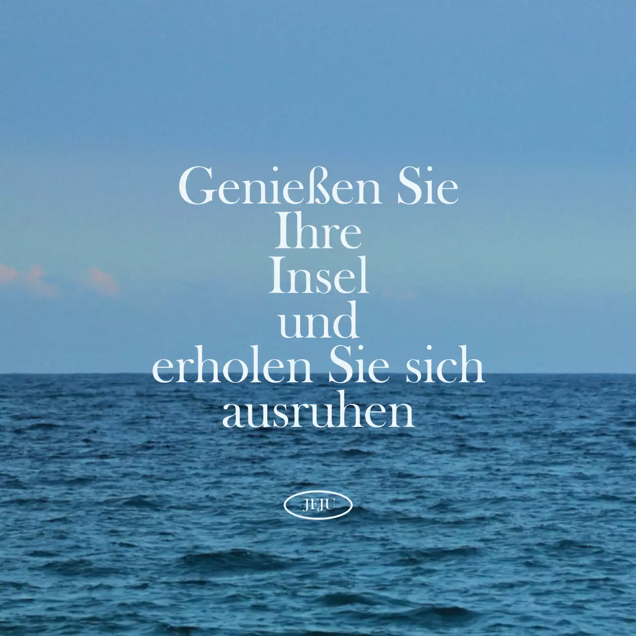 Entwerfen Sie ein emotionales Texttourismusprodukt mit einem beruhigenden, emotionalen Meeresfoto als Hintergrund