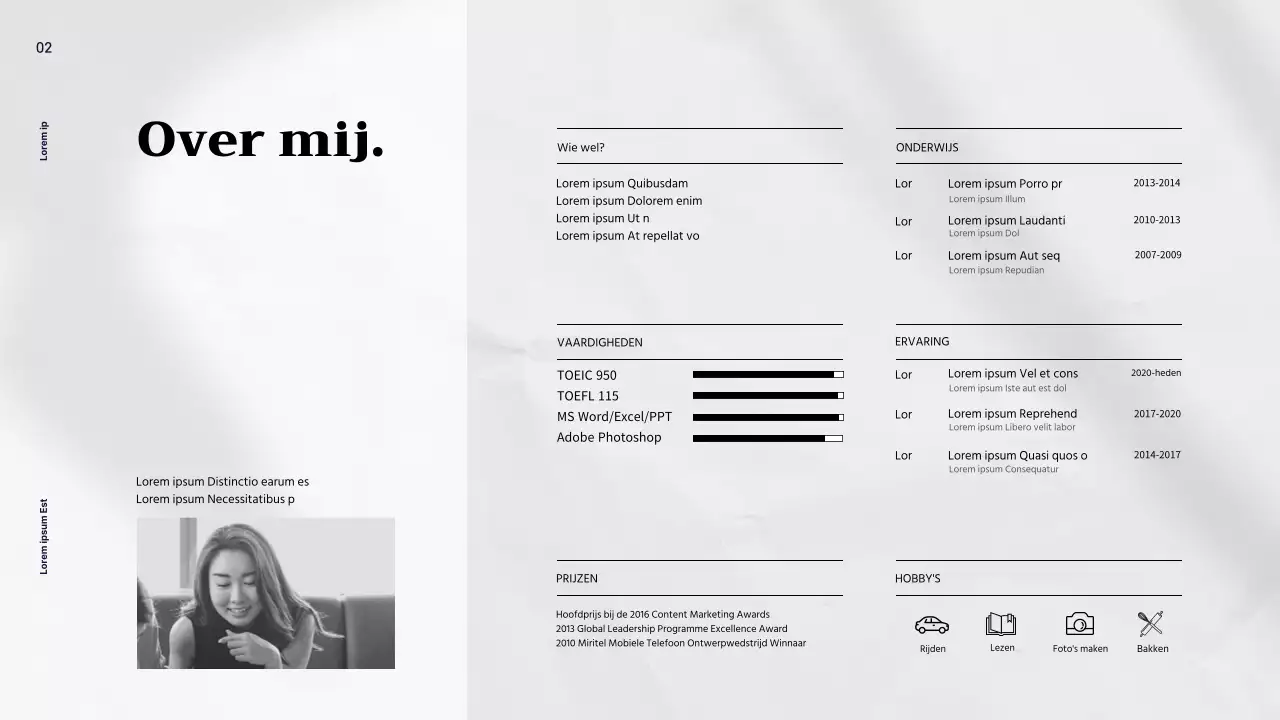 Het neutrale beige en lichtroze kleurenschema van het kantoor van de marketingprofessional