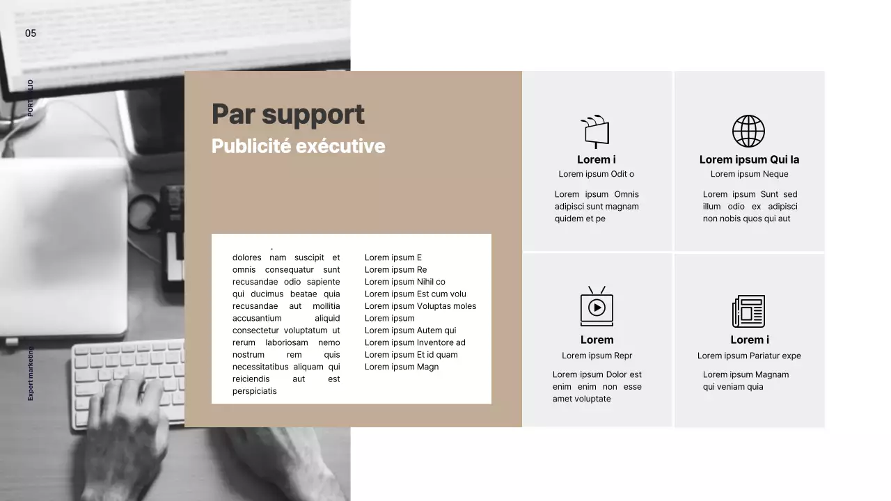 La palette de couleurs neutres beige et rose pâle du bureau de la professionnelle du marketing.