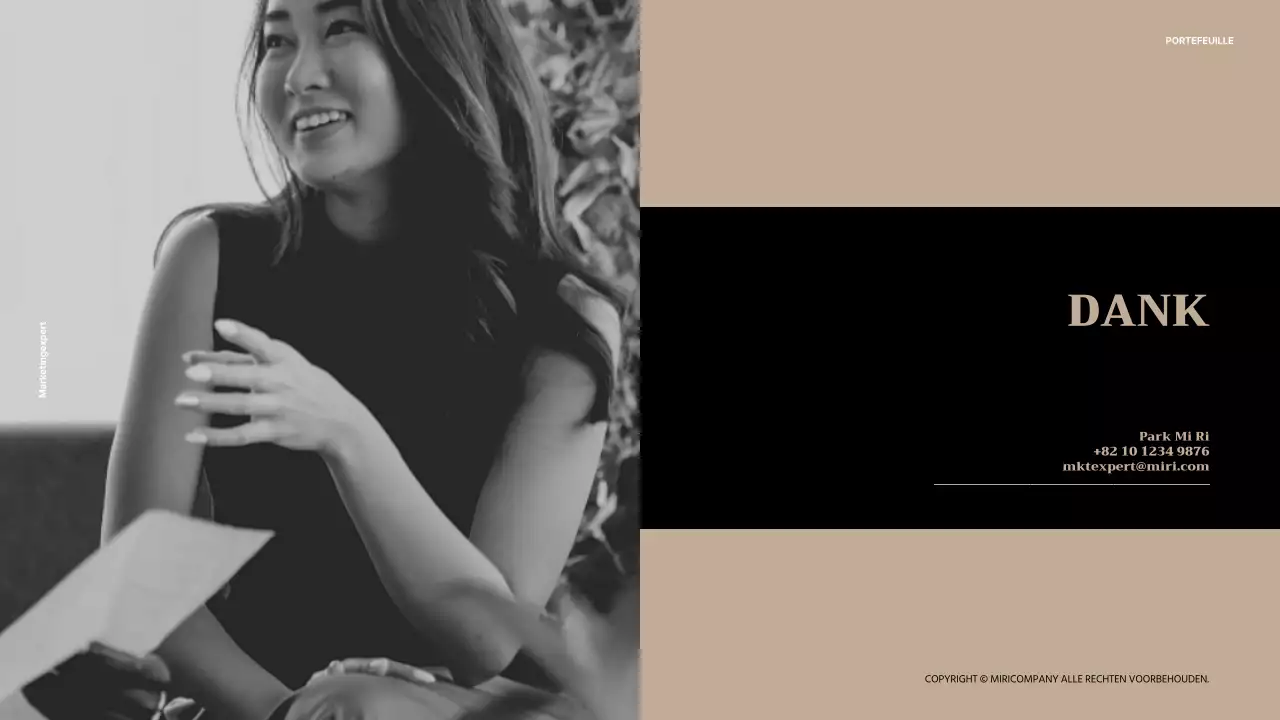 Het neutrale beige en lichtroze kleurenschema van het kantoor van de marketingprofessional