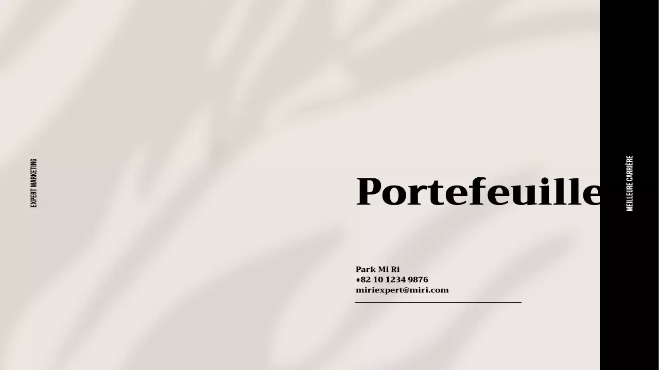 La palette de couleurs neutres beige et rose pâle du bureau de la professionnelle du marketing.