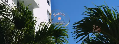 Werbung für ein Sommercafé mit weißen Gebäuden und Pflanzen vor einem blauen Himmel im Hintergrund