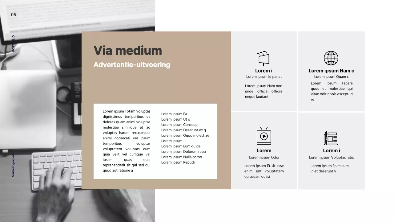 Het neutrale beige en lichtroze kleurenschema van het kantoor van de marketingprofessional