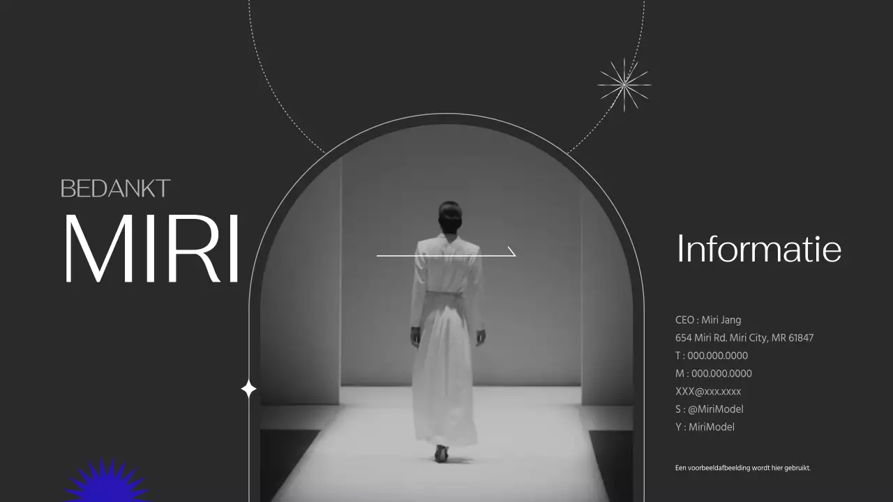 Portfolio met eenvoudige lijnen met paarse accenten op een zwarte achtergrond