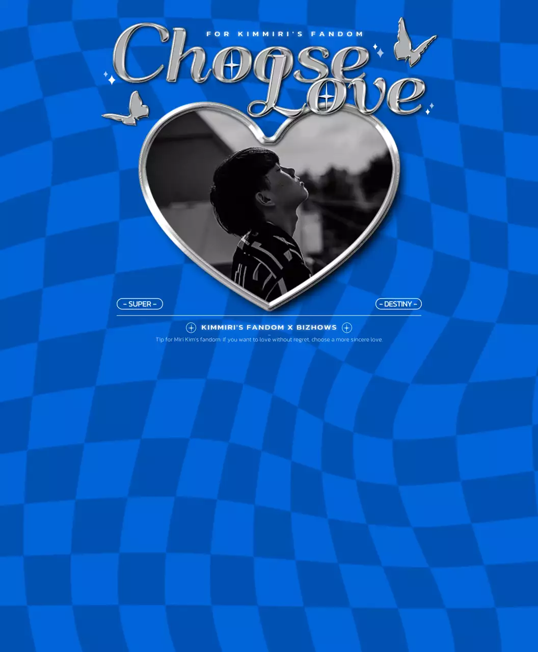 Kaos bergaya efek metalik perak yang simpel dan trendi