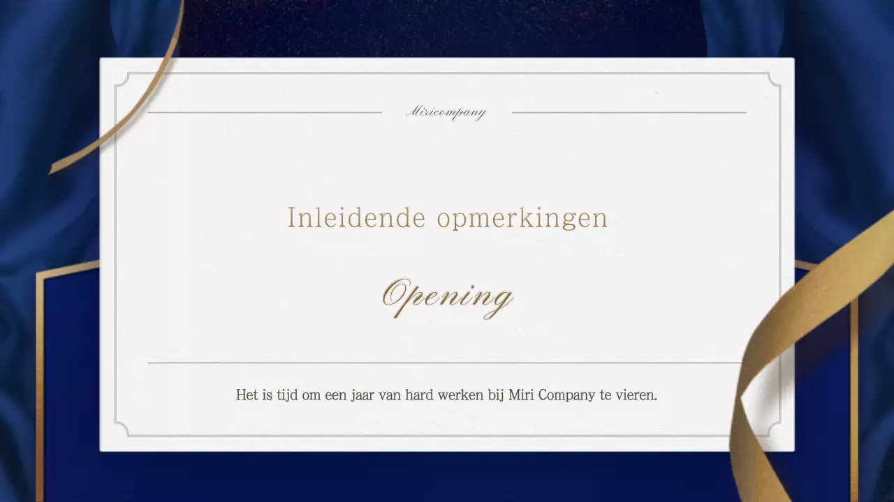 Een uitnodiging in goud en marine voor een eindejaarsfeest met een ceremoniële orde van dienst