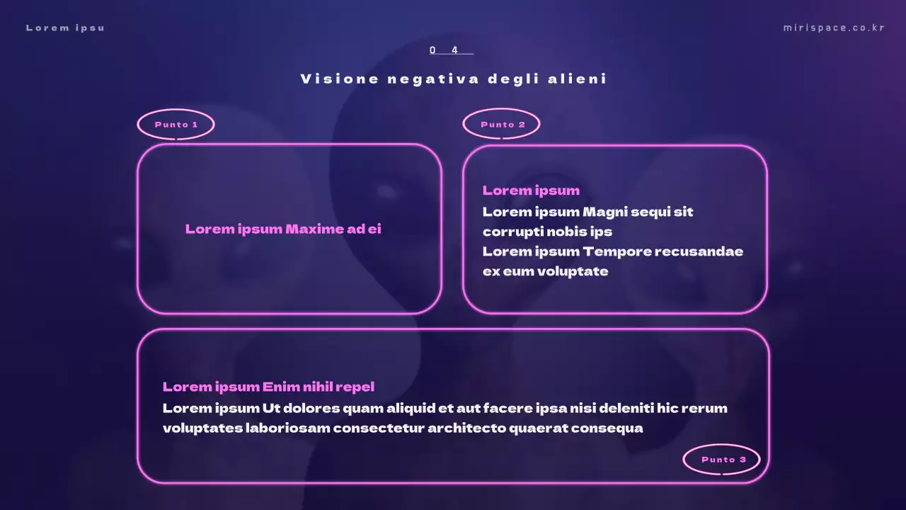 Materiale didattico con foto di alieni su sfondo blu