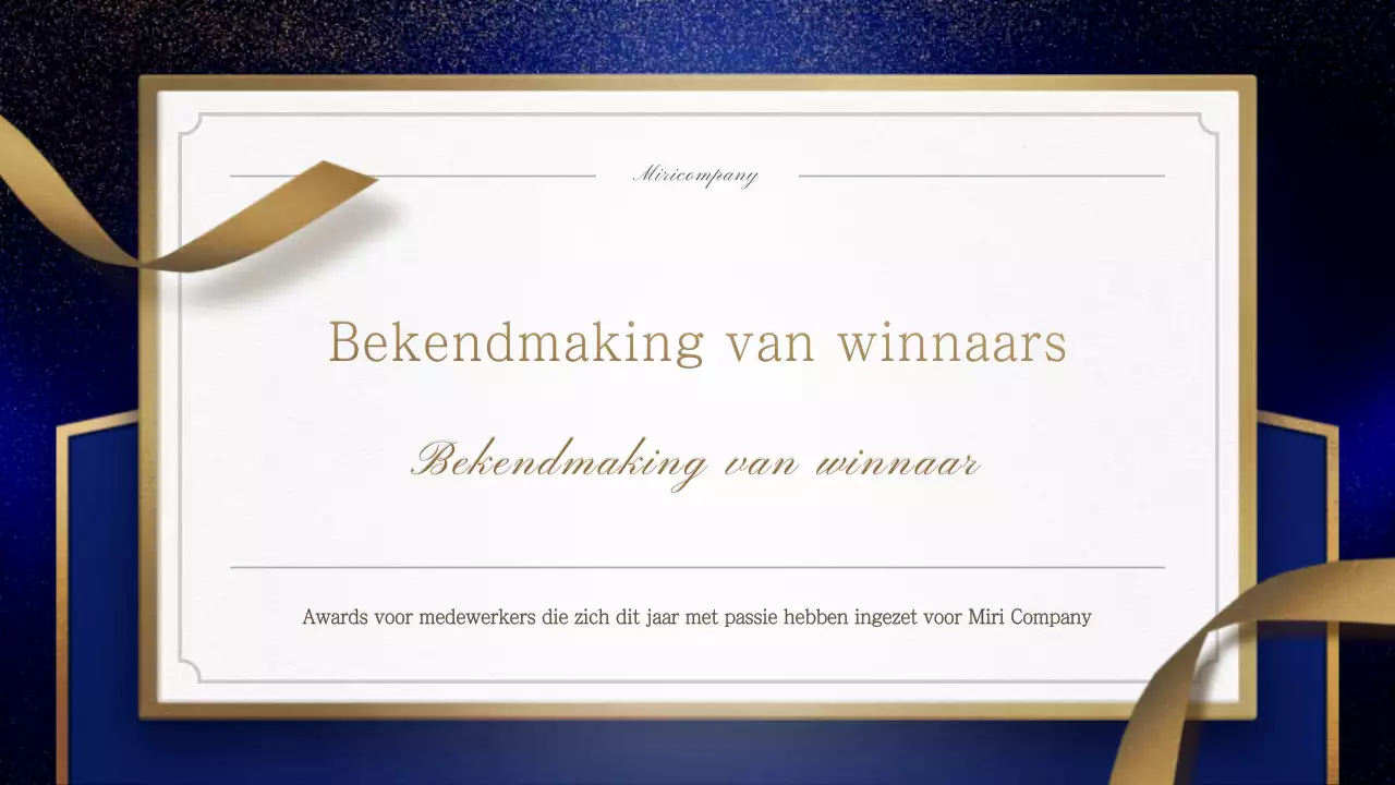 Een uitnodiging in goud en marine voor een eindejaarsfeest met een ceremoniële orde van dienst