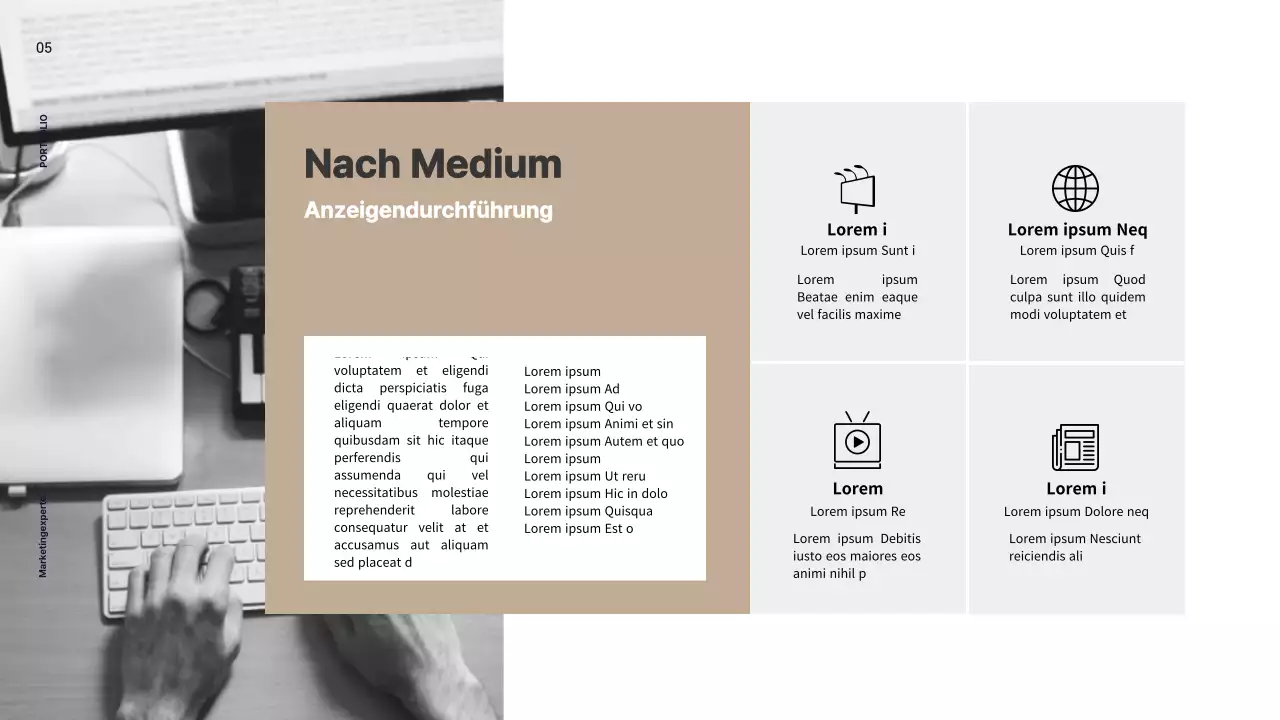 Die neutrale Farbgebung in Beige und Hellrosa im Büro des Marketingprofis