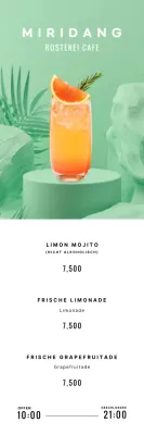 Sommergetränke mit grünem, tropischem Hintergrund