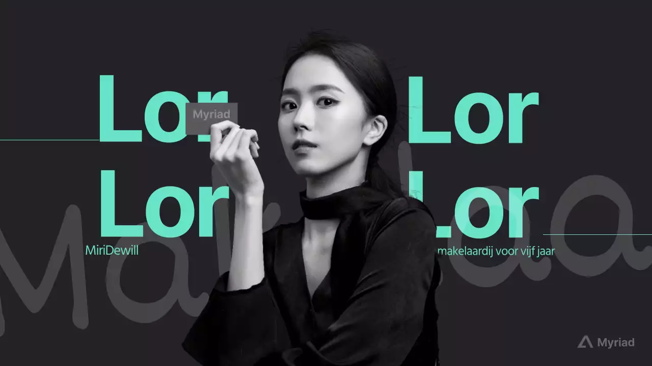 YouTube-miniatuur van vrouwelijk model die visitekaartjes met makelaar mint gekleurd briefpapier op zwarte achtergrond houdt