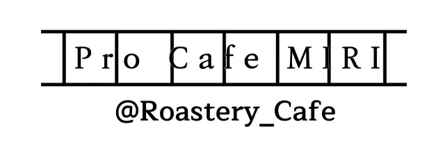Cafe-Waren mit dem Cafe-Logo auf schwarzem Manuskriptpapier.