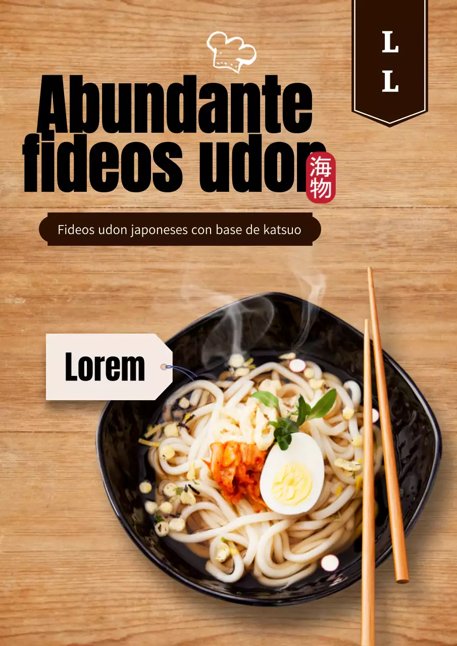 Menú de comida en tabla de madera Fideos udon abundantes