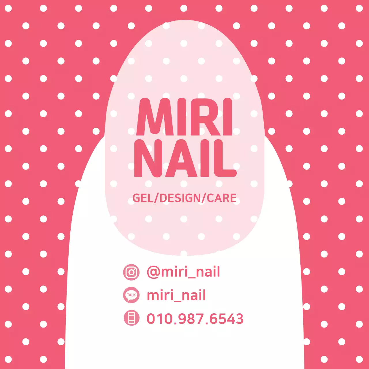 Kuku bergambar dengan latar belakang polkadot merah muda