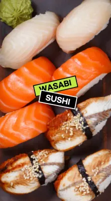 Sushis assortis étiquetés en vert et noir