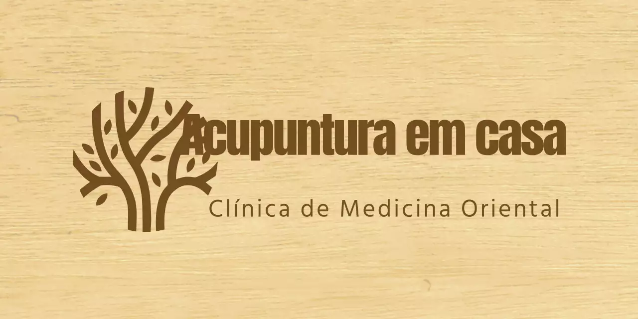 Um sinal elegante para uma clínica de medicina coreana com texto castanho e uma ilustração de linhas de madeira.