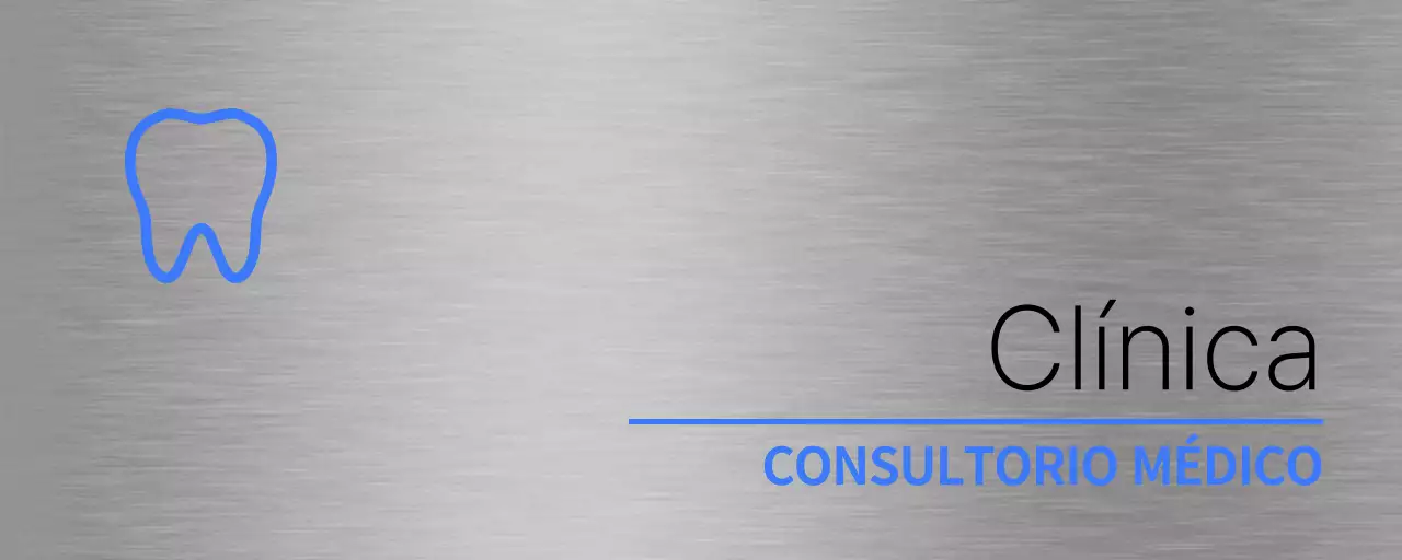 Sencillo identificador con el nombre de la clínica dental en azul y negro y un sencillo pictograma