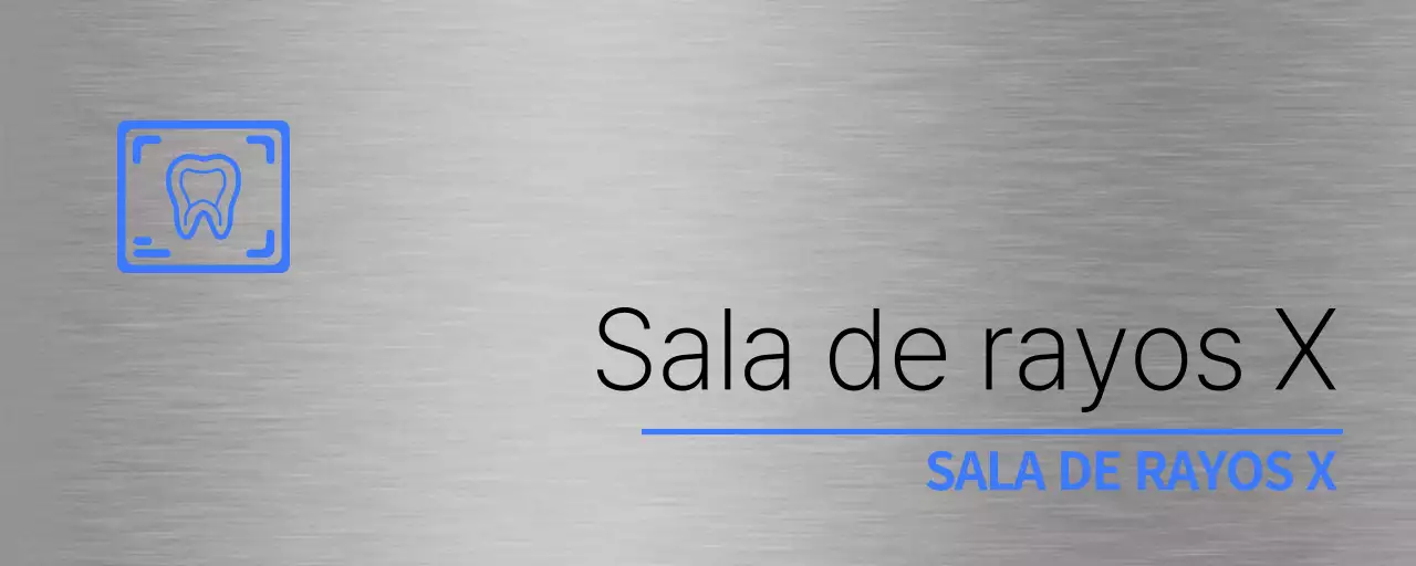 Sencillo identificador con el nombre de la clínica dental en azul y negro y un sencillo pictograma