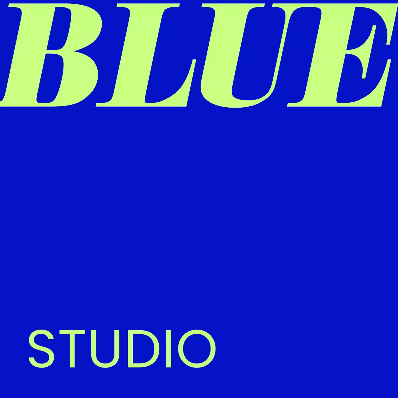 Ein einfaches Ladenschild mit blauem und weißem Blue Studio Text und einem monochromen Hintergrund.