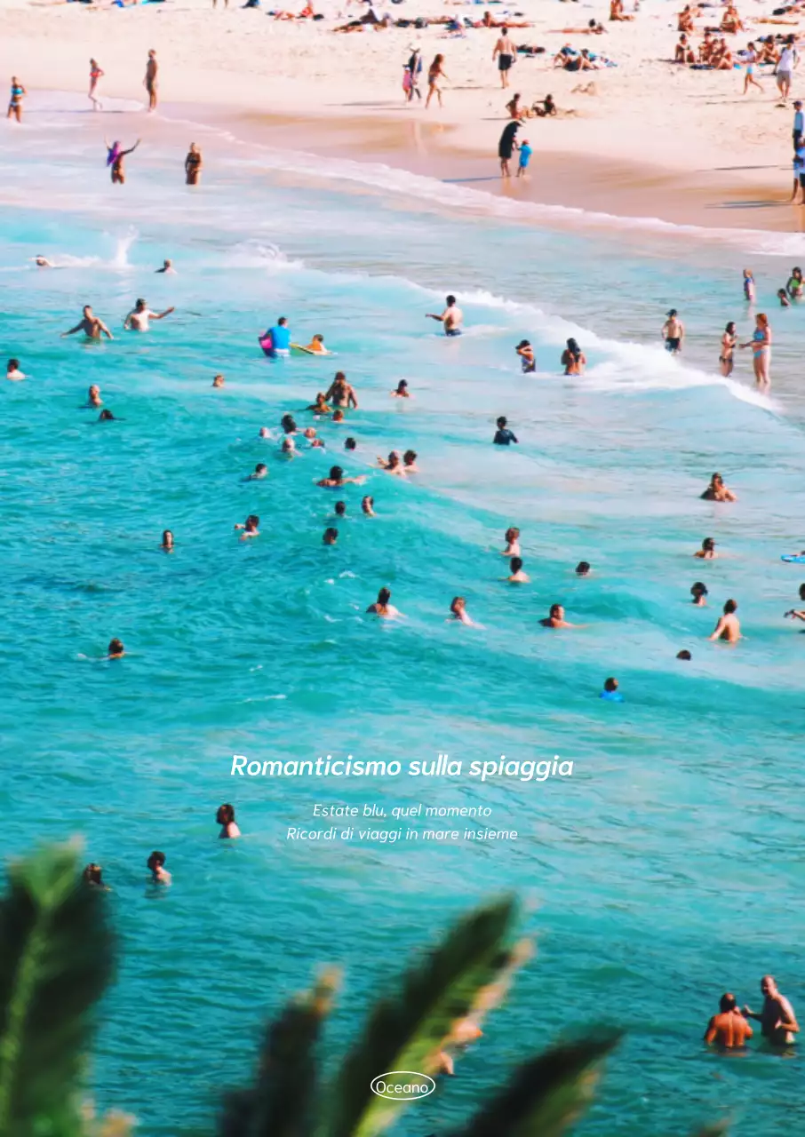 Interno con oceano blu e bagnanti