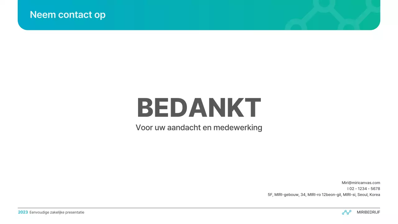 Eenvoudige zakelijke presentatie met kleurverloop in lichtblauw en groen