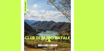 Design sportivo per l'etichetta dell'acqua in bottiglia con paesaggi montani e colori vivaci