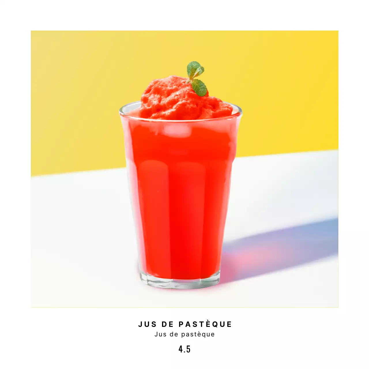 Jus de pastèque en jaune dans un style minimaliste