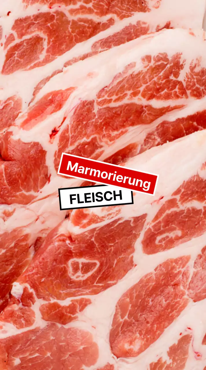Marmorierung von rohem Fleisch mit roten und weißen Etiketten