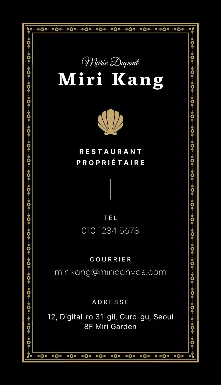 Restaurant de style classique avec des cadres ornés en or noir