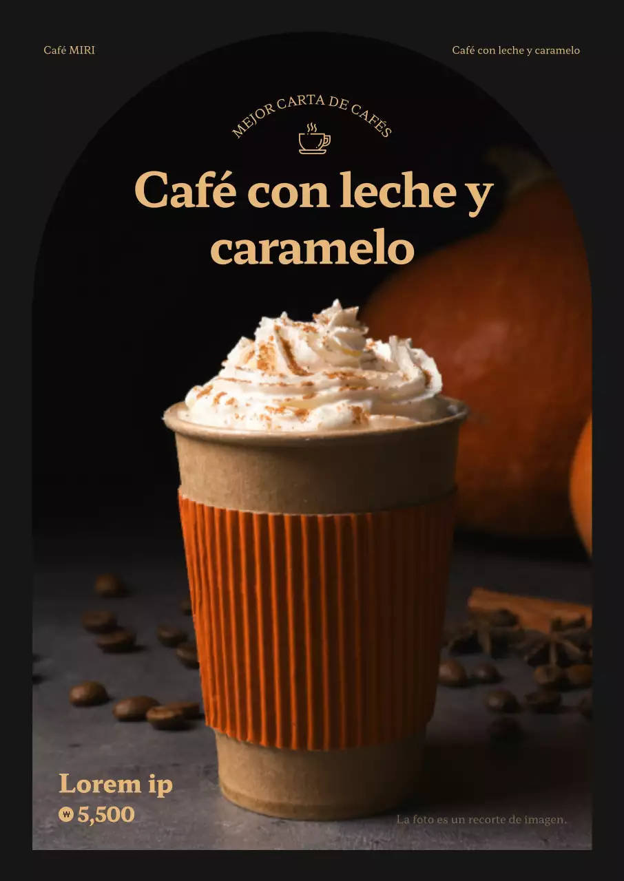 Promover el café caliente sobre un fondo gris oscuro