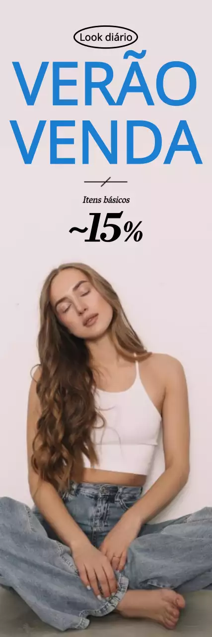 Modelo de vestuário sentado no chão com fundo cinzento