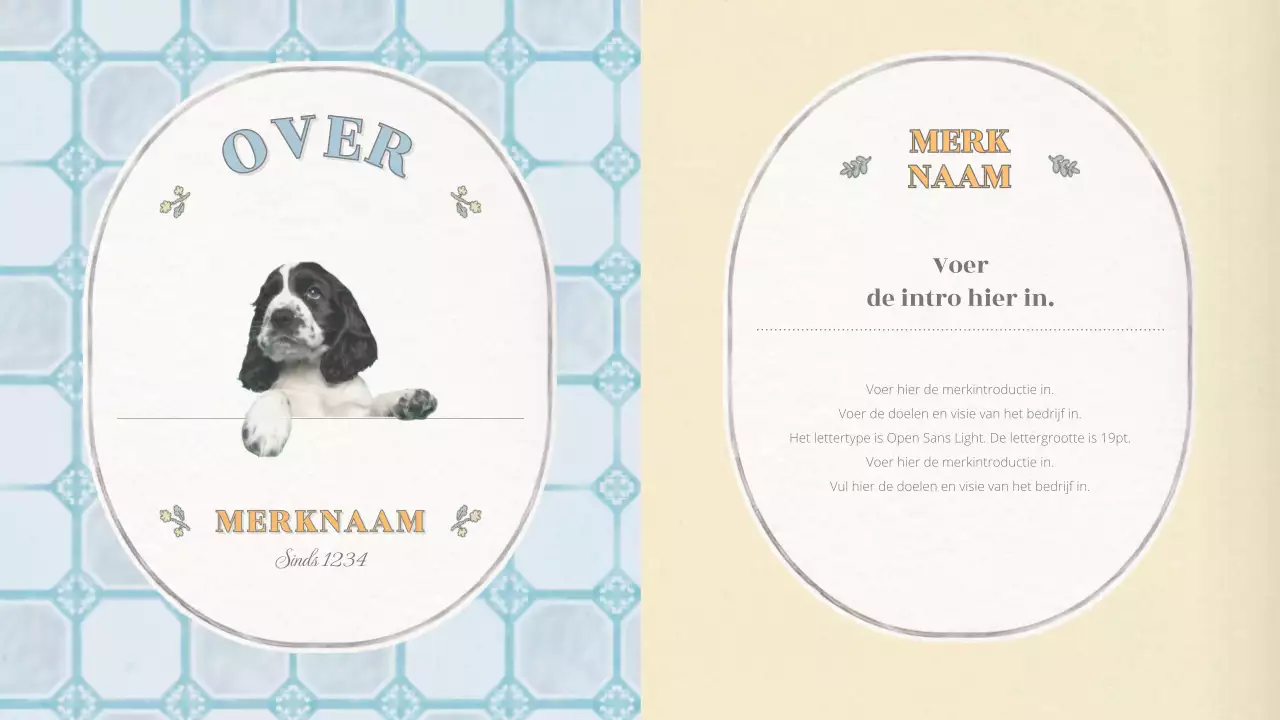 Emotionele conceptuele basislay-out met vintage behangpatroon in beige en lichtblauw