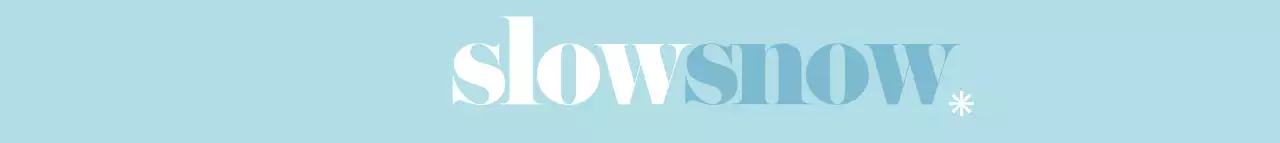 Mempromosikan perusahaan pakaian dengan konsep musim dingin yang bersih dalam warna biru muda dan putih.