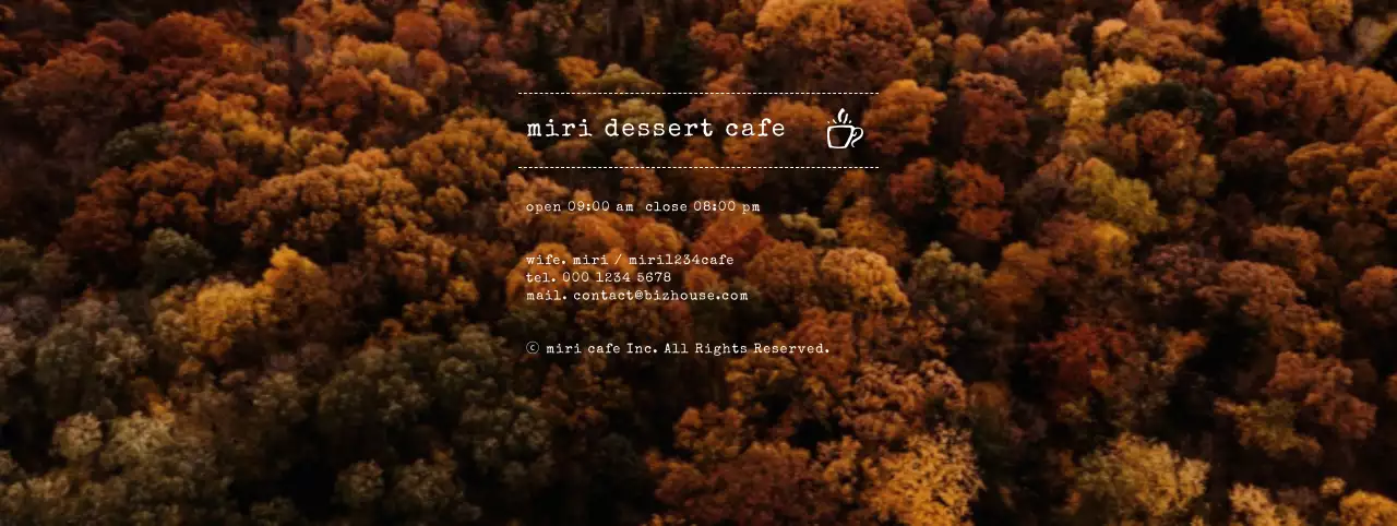 色とりどりの赤を基調とした秋の風景が映えるカフェのPR