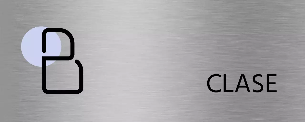 Un letrero con forma de rosa púrpura claro y los nombres de las clases en negro.