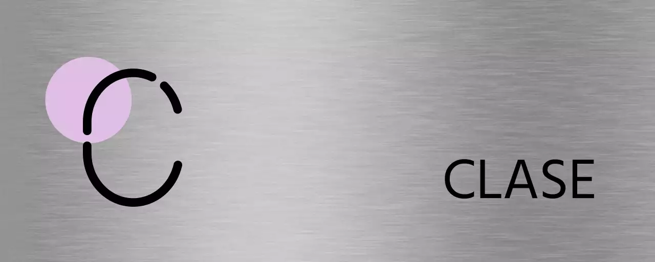 Un letrero con forma de rosa púrpura claro y los nombres de las clases en negro.