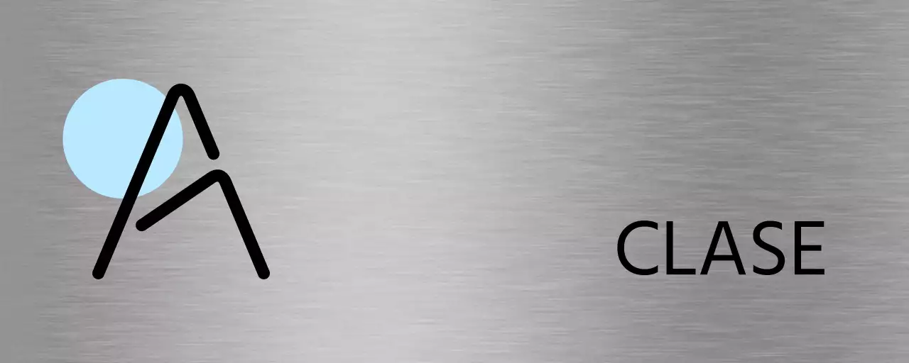 Un letrero con forma de rosa púrpura claro y los nombres de las clases en negro.