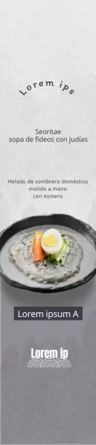 Promociona la sopa coreana de fideos con judías sobre un fondo gris para un aspecto limpio